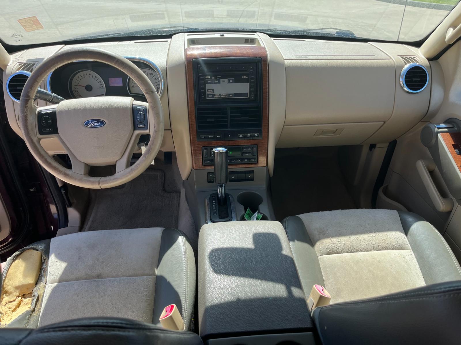 2006 maroom /TAN Ford Explorer Eddie Bauer 4.6L 4WD (1FMEU74816U) with an 4.6L V8 SOHC 16V engine, 6-Speed Automatic Overdrive transmission, located at 14700 Tomball Parkway 249, Houston, TX, 77086, (281) 444-2200, 29.928619, -95.504074 - Photo #10